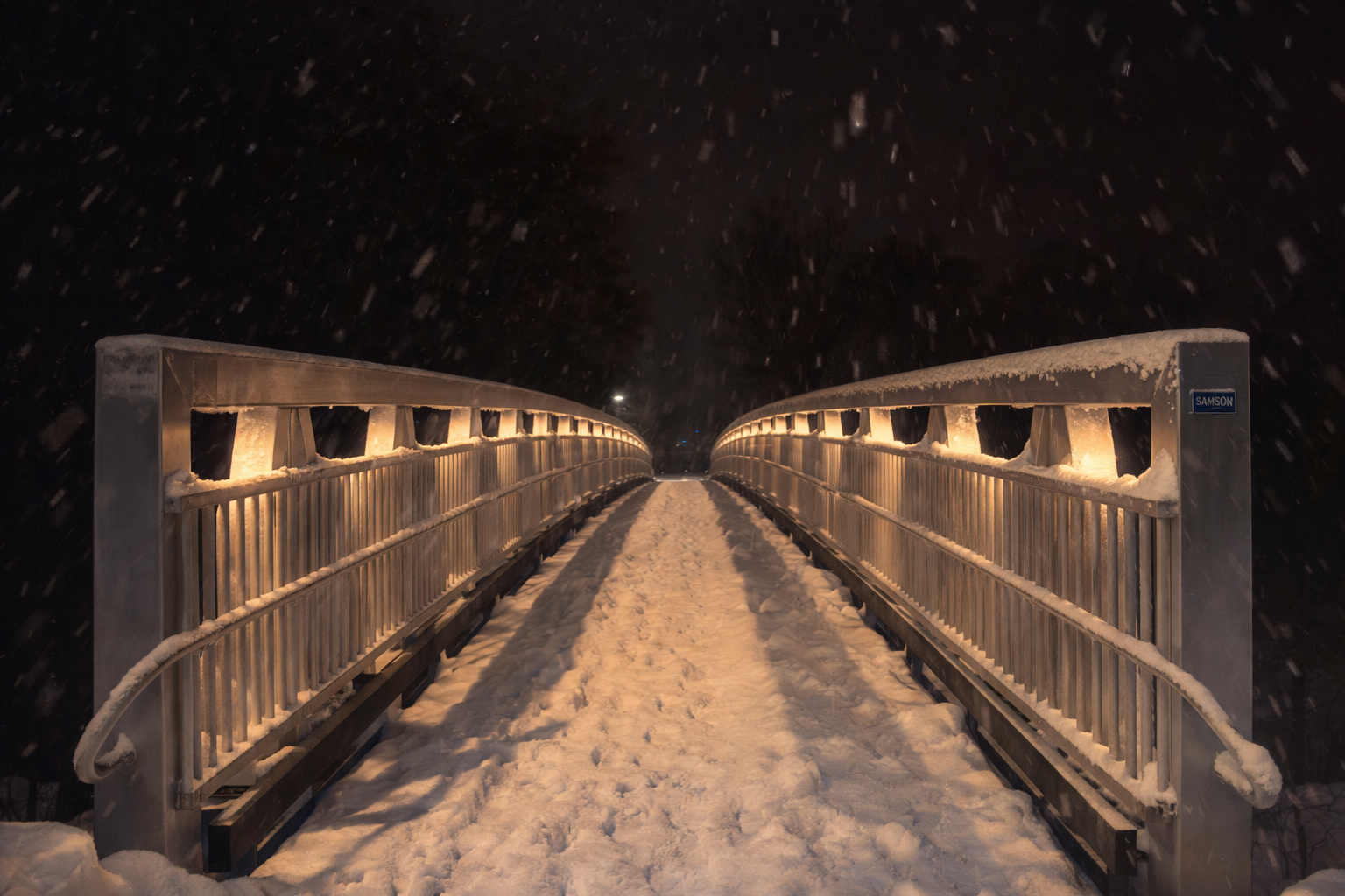 Le pont et le chenal sous la neige